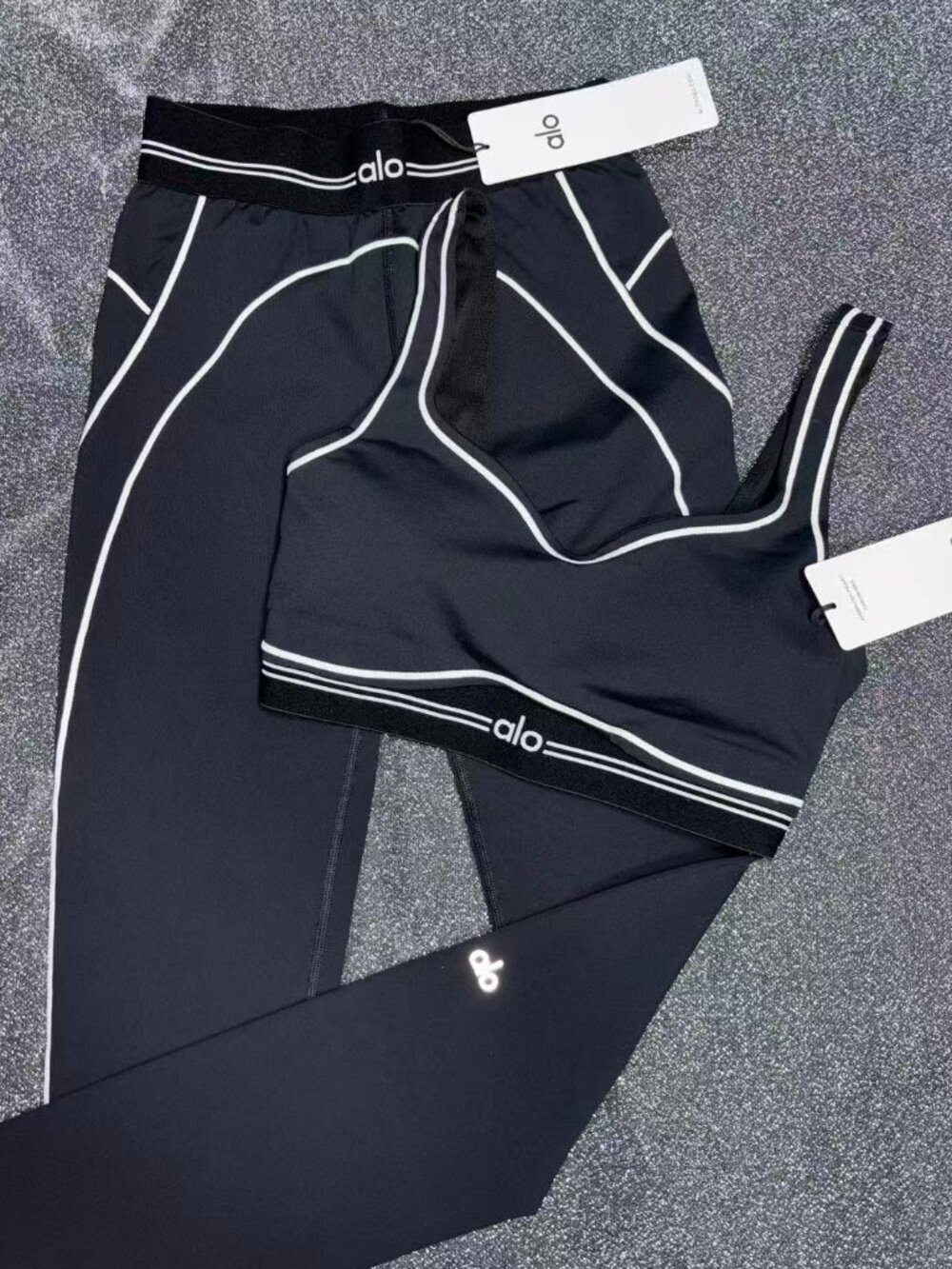NWT ALO Yoga Airbrush Heart Throb Bra Legging Set Black White - Picture 6 of 9